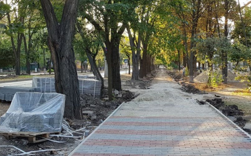 Разноцветный ФЭМ вместо асфальта: в Мариуполе на одной из улиц  ремонтируют тротуар