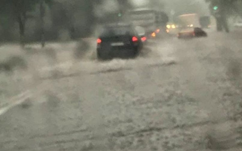 В Мариуполе дождевая вода затопила дороги. Где невозможно проехать?