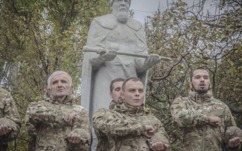 Под Мариуполем «азовцы» установили памятник легендарному украинскому гетману (ФОТО)