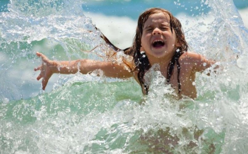 Купание, рыба и COVID-19: могут ли заразиться мариупольцы?