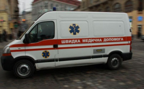 В Мариуполе «скорая» провалилась в люк