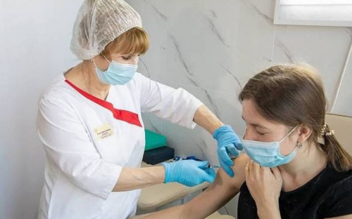 Непривитых отстранят от работы: для каких профессий вакцинация в Украине стала обязательной
