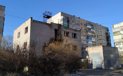 «Заброшка» в мариупольском дворе стала притоном для наркозависимых. Жители опасаются за своих детей