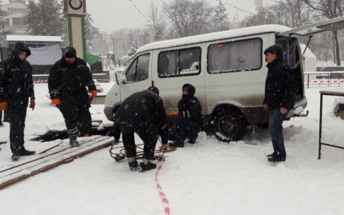 В мариупольском фонтане застряла машина (ФОТО)