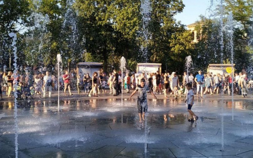 Мариупольская детвора танцует в фонтане под французскую музыку (ВИДЕО)