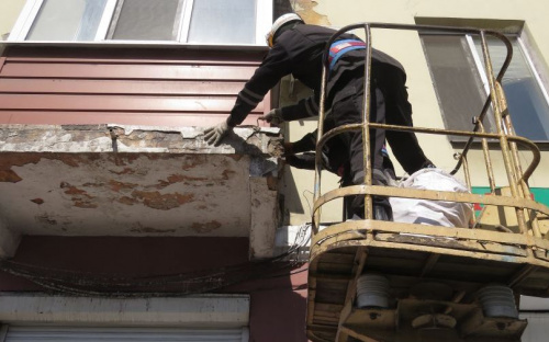 В Мариуполе матросы и водолазы спасают горожан от «балконной бомбардировки» (ФОТО+ВИДЕО)