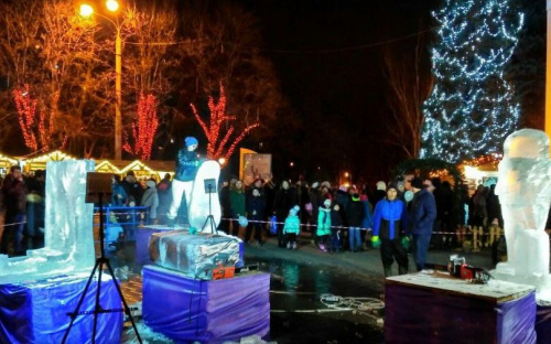 В центре Мариуполя художники создают ледяные скульптуры (ВИДЕО)
