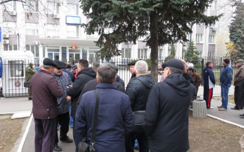 У областного Главка Нацполиции в Мариуполе протестовали экс-сотрудники МВД (ФОТО+ВИДЕО)