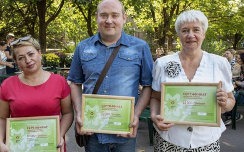 Самые цветущие дворы Мариуполя получили подарки от «Зеленого центра Метинвест»
