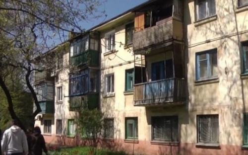 В Мариуполе рушится трехэтажка – упавшую стяжку распиливают бомжи (ФОТО)