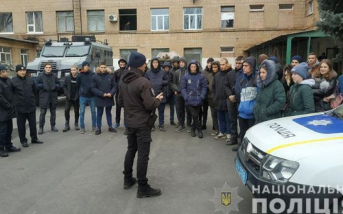 Задержание противника и полицейское оружие: мариупольская «Академия полиции» приняла будущих абитуриентов (ФОТО)
