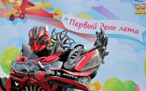В Мариуполе дети подняли бокалы с дымящимися коктейлями «За первый день лета» (ФОТО+ВИДЕО)