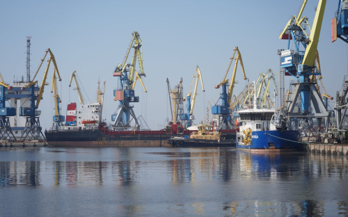 Росіяни прагнуть налагодити військову логістику морем – у порту Маріуполя запустили тепловози