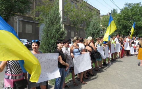 В горсовет вошли мариупольцы и устроили громкий митинг (ФОТО+ВИДЕО)