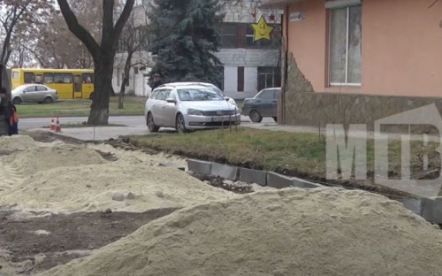 Вместо разбитого асфальта – новая плитка: в центре Мариуполя обновляют полкилометра тротуаров