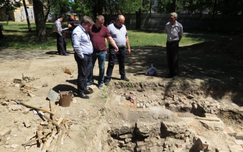 В центре Мариуполя в таинственном подземелье найден смертельно опасный предмет (ФОТО)