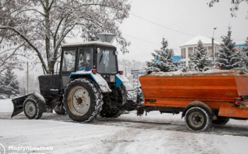 На уборку улиц Мариуполя от снега выведено 50 единиц спецтехники