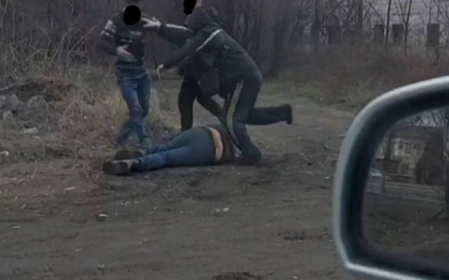 Кулаками и ногами – по голове: в Мариуполе неизвестные жестоко избили лежащего мужчину (18+)