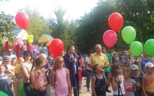 В Мариуполе на «Черемушках»  появилась новая детская площадка (ФОТО)