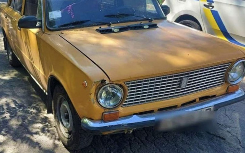 Желтый «ВАЗ» скрылся с места аварии в Мариуполе. Водитель был пьян