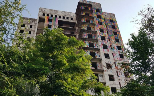 Серая «пизанская башня» в Мариуполе запестрела красками (ФОТОФАКТ)
