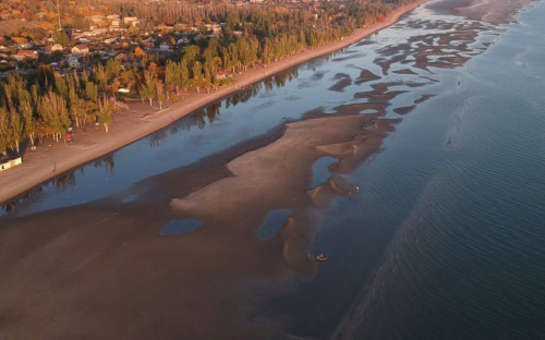 В Мариуполе Азовское море отходит от берега: чем вызвано такое  явление?