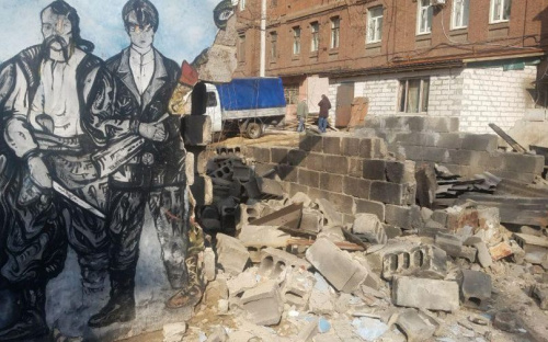 В Мариуполе мурал полка «Азов» превратился в руины (ФОТОФАКТ)