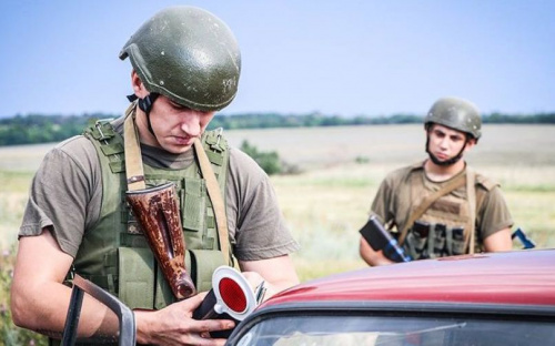 На дороге под Мариуполем военные задержали подозрительную группу (ФОТО)