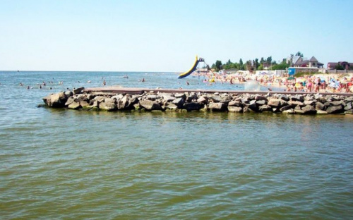 Под Мариуполем из моря вытащили двух отдыхающих