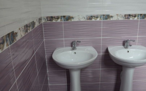Туалеты в школах Мариуполя оборудуют датчиками движения и LED-светильниками (ФОТО)