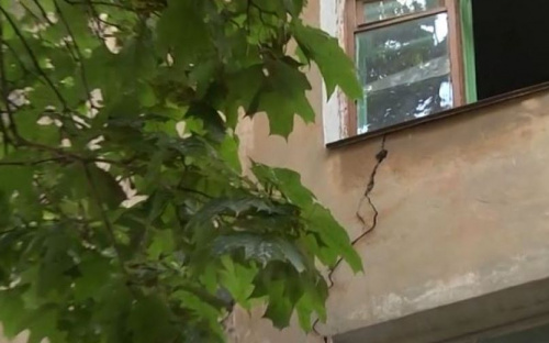 Жильцам проблемных домов в Мариуполе помогли депутаты и коммунальщики