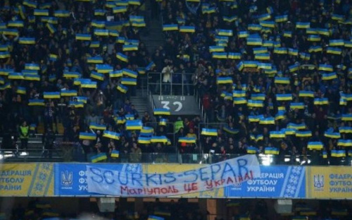 На «Олимпийском» вывесили баннер в поддержку Мариуполя (ФОТОФАКТ)