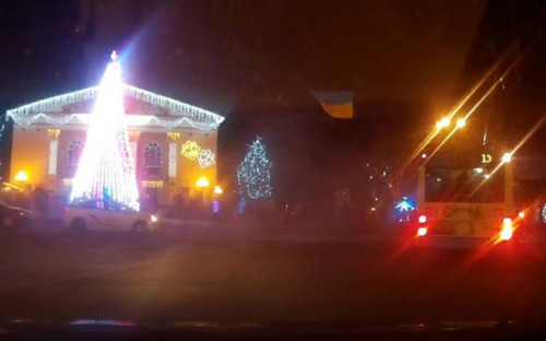 Мариупольские патрульные потушили загоревшийся возле главной елки автомобиль (ФОТО)