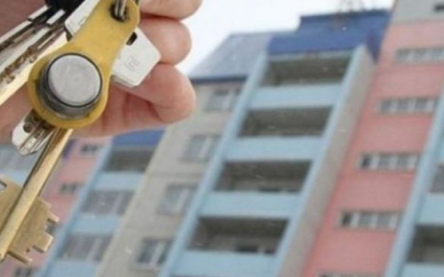 В Мариуполе бывшие сотрудники ЖКХ получили ордер на служебные квартиры (ФОТО)