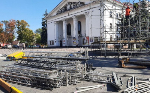 В центре Мариуполя устанавливают металлическую сцену (ФОТОФАКТ)