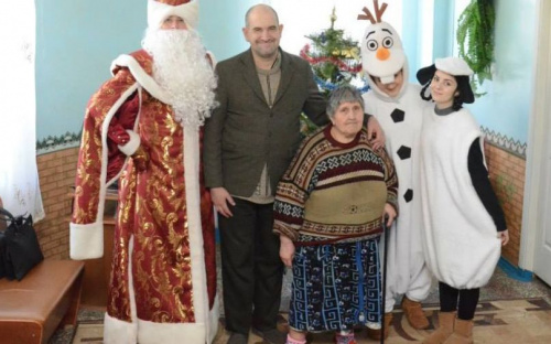 Новый год не за горами: Мариупольцы готовят подарки в дома престарелых