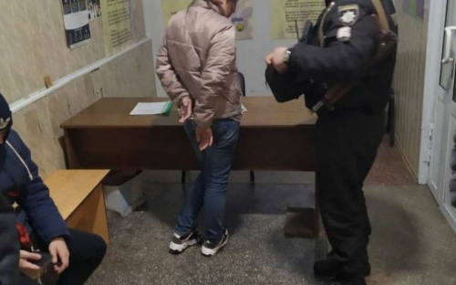 В Мариуполе нетрезвая мать пришла в школу за сыном: инцидент закончился потасовкой и вызовом полиции