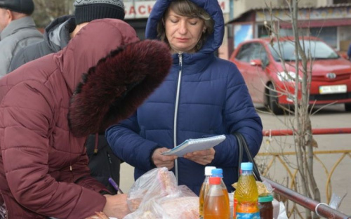 В Мариуполе около 30 проверок не смогли побороть уличную торговлю по улице Латышева (ФОТО)