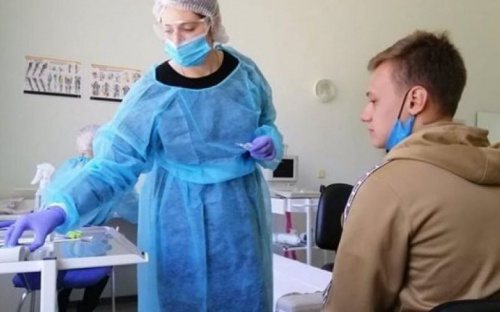 В Украине за сутки более 900 человек заразились коронавирусом