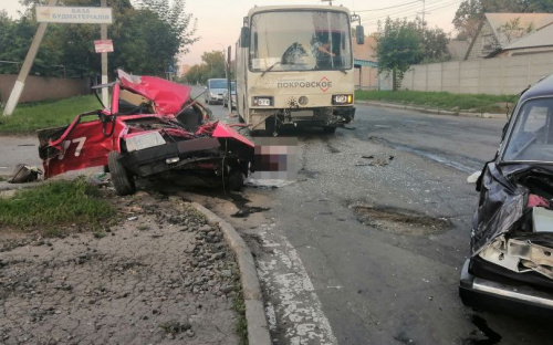 На Донетчине легковушки столкнулись с автобусом: два человека погибли