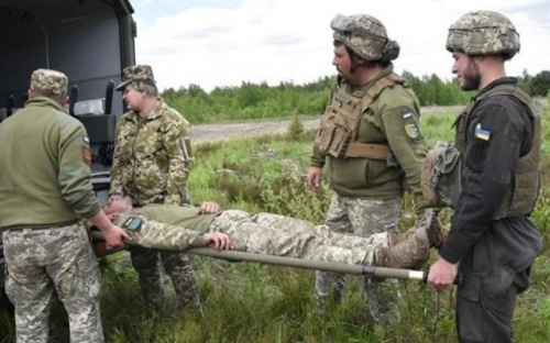 На Донбассе во время вражеских обстрелов ранили двух украинских военных