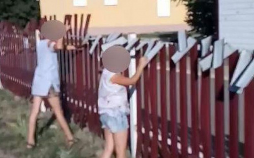 В Мариуполе дети повредили забор амбулатории