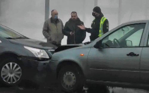 В туманном Мариуполе столкнулись «ВАЗ» и «Тойота»