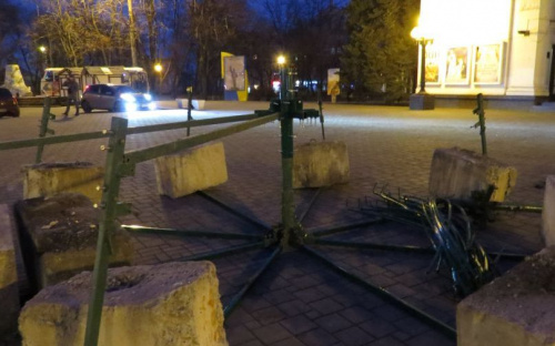 Главная елка Мариуполя стала выше, пушистее и обрела новый светящийся наряд (ФОТО)