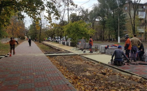В Мариуполе капитально обновляют тротуар между двумя проспектами