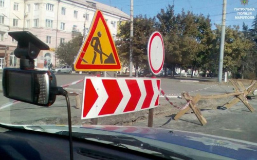Патрульные зафиксируют ямы на дорогах Мариуполя, проверят АЗС и примут строгие меры (ФОТО)