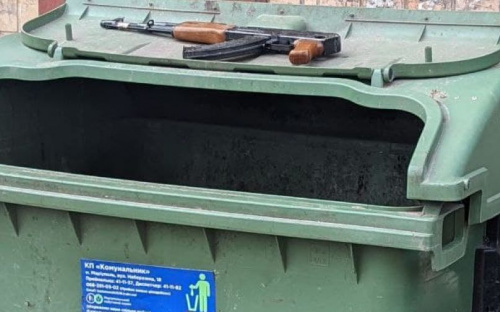 В Мариуполе на мусорник выбросили автомат? Странный предмет проверят полицейские