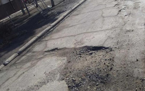 Мариупольцы пожаловались на аварийную дорогу возле школы