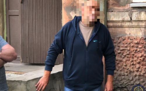 Ускорил процедуру: в Мариуполе госслужащего поймали на взятке (ФОТО)