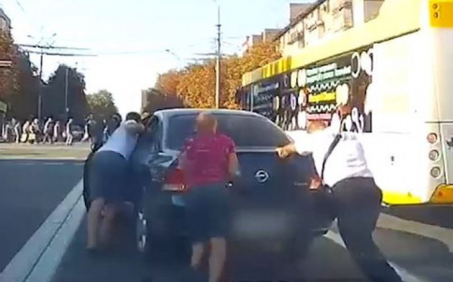 В Мариуполе глава патрульной полиции Донетчины показал пример взаимовыручки на дороге
